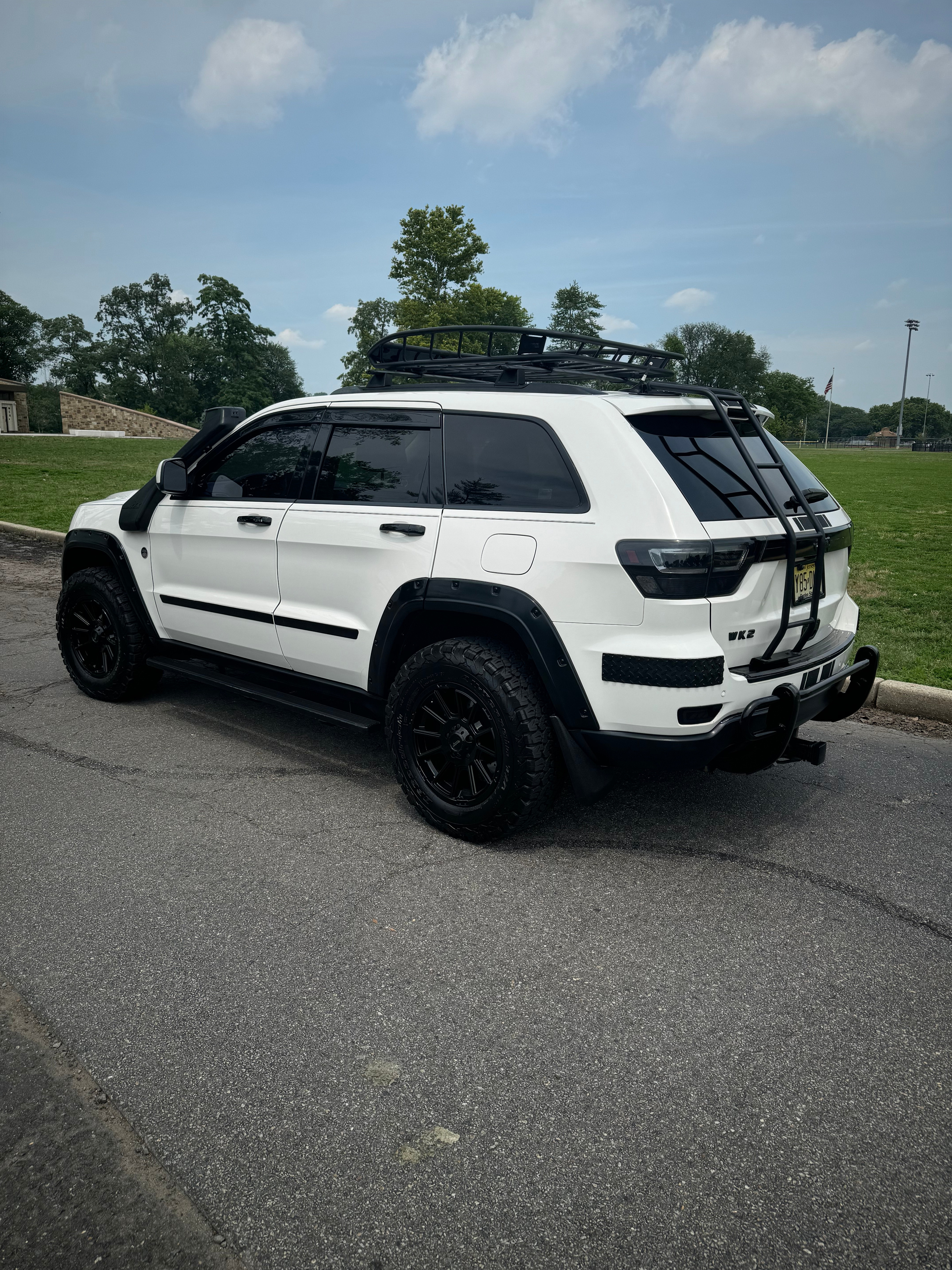 Used 2012 Jeep Grand Cherokee Laredo AWD/4WD image 1