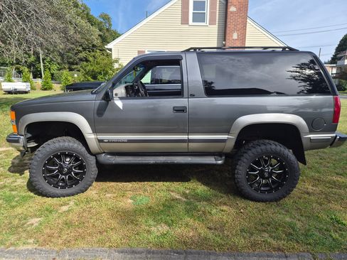 Used 1999 Chevrolet Tahoe 4WD 2-Door w/ Preferred Equipment Group image 1