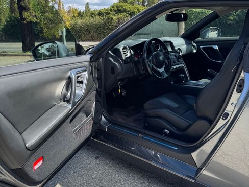 Used 2010 Nissan GT-R Premium AWD/4WD image 11