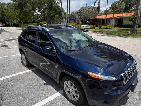 Used 2016 Jeep Cherokee Latitude FWD image 1