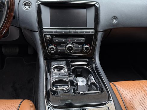 Used 2016 Jaguar XJ R-Sport image 13