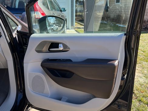 Used 2017 Chrysler Pacifica LX image 11