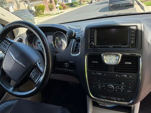 Used 2015 Chrysler Town & Country Limited image 8