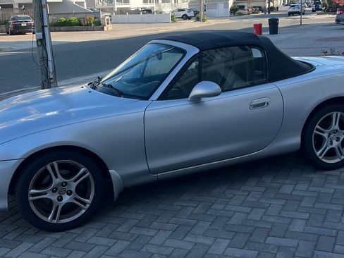 Used 2005 MAZDA MX-5 Miata LS RWD image 2
