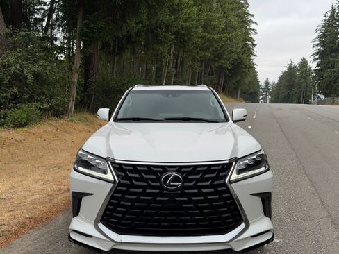 Used 2017 Lexus LX 570 4WD image 2