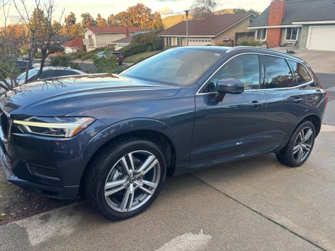 Used 2020 Volvo XC60 T5 Momentum w/ Protection Package Premier image 1