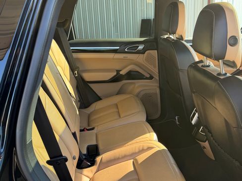 Used 2016 Porsche Cayenne S image 5