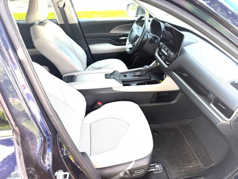 Used 2024 Toyota Grand Highlander AWD image 2