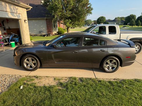 Used 2013 Dodge Charger SE RWD image 1