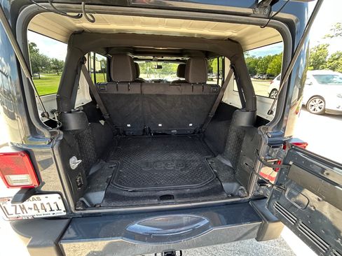 Used 2018 Jeep Wrangler Unlimited Sahara AWD/4WD image 12
