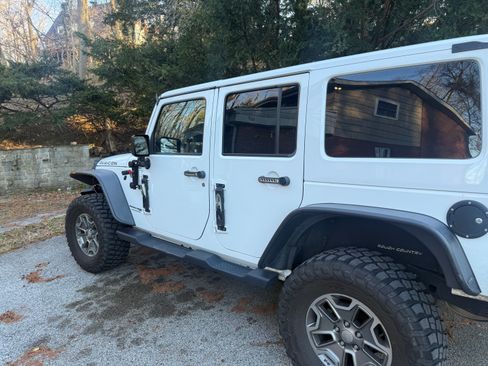 Used 2018 Jeep Wrangler Unlimited Rubicon w/ Connectivity Group image 6