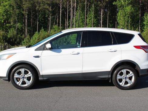 Used 2014 Ford Escape SE image 2