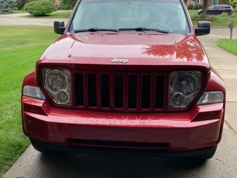 Used 2009 Jeep Liberty Sport w/ Popular Equipment Group AWD/4WD image 2