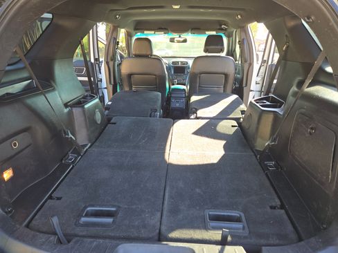 Used 2016 Ford Explorer XLT w/ Equipment Group 202A image 4