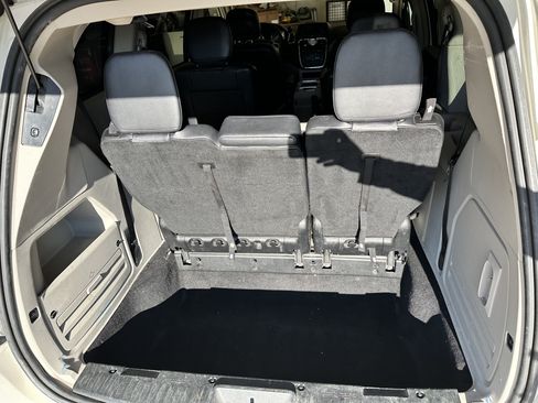 Used 2013 Chrysler Town & Country Touring image 20