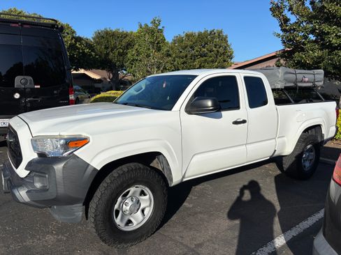Used 2018 Toyota Tacoma SR image 1