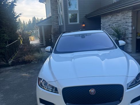 Used 2018 Jaguar F-PACE Premium image 2