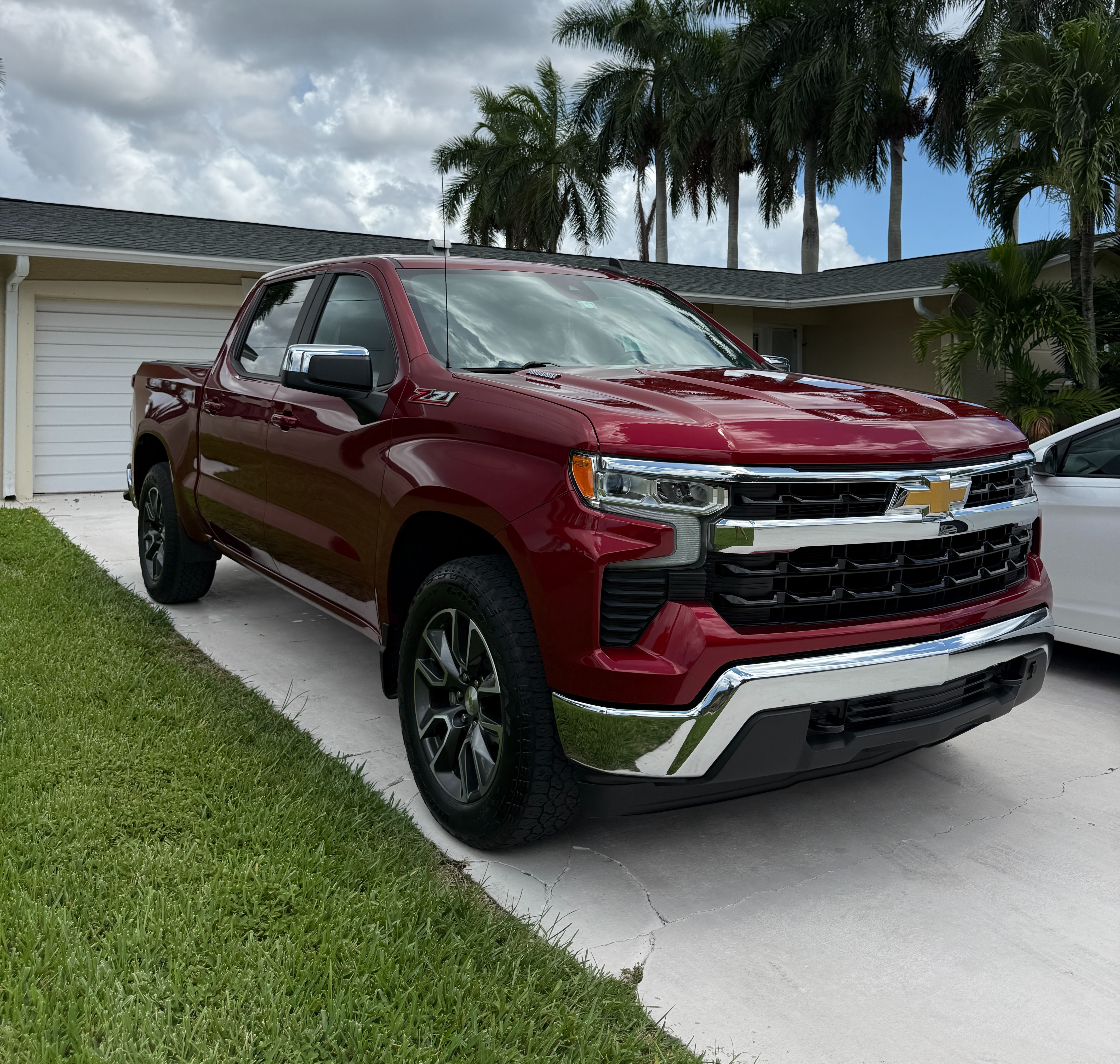 Used 2024 Chevrolet Silverado 1500 LT AWD/4WD image 1