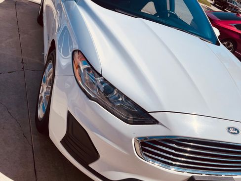 Used 2019 Ford Fusion SE image 2