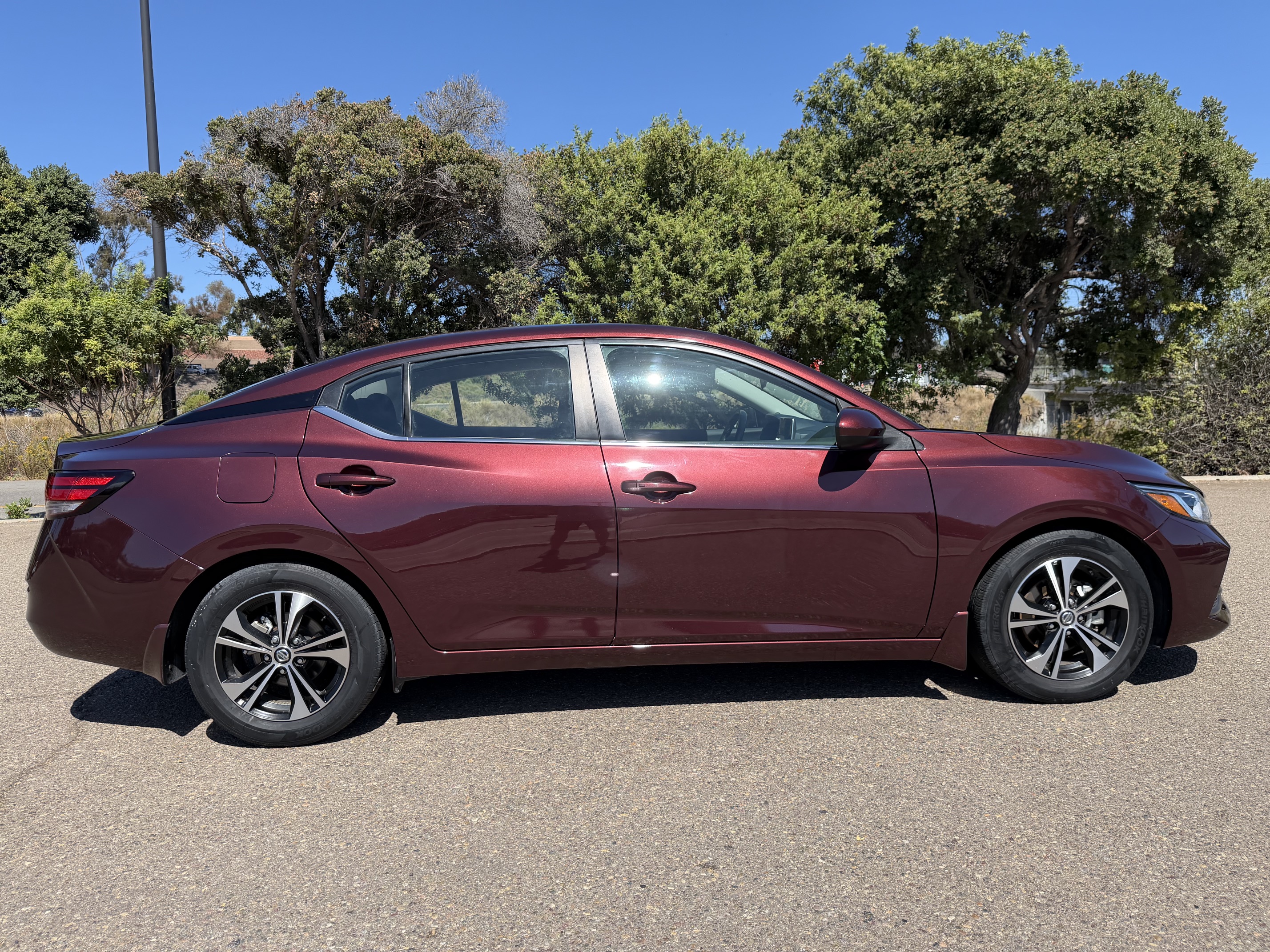 Used 2022 Nissan Sentra SV FWD image 1