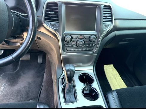 Used 2017 Jeep Grand Cherokee Altitude RWD image 6