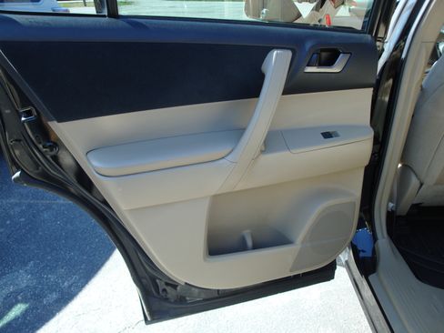 Used 2012 Toyota Highlander Limited w/ Tech Pkg image 6