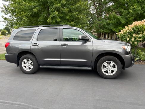 Used 2016 Toyota Sequoia SR5 AWD/4WD image 4