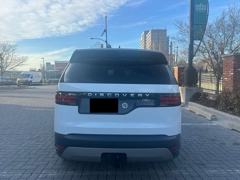 Used 2023 Land Rover Discovery S image 6