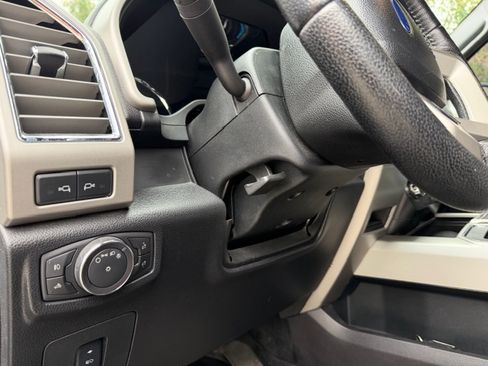 Used 2015 Ford F150 Lariat image 12