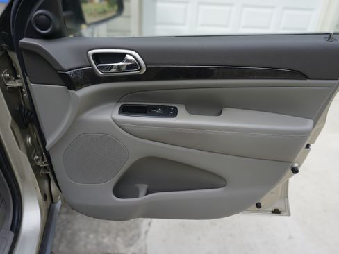 Used 2011 Jeep Grand Cherokee Laredo w/ Trailer Tow Group image 9