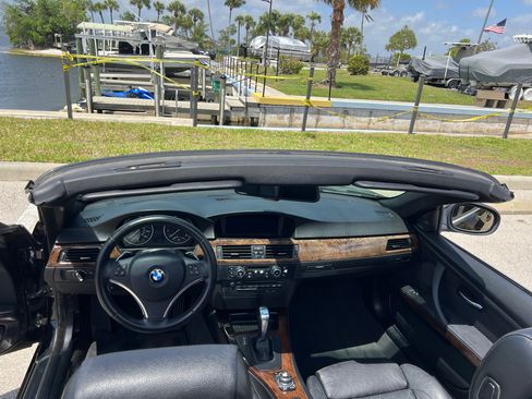 Used 2011 BMW 335i Convertible image 18