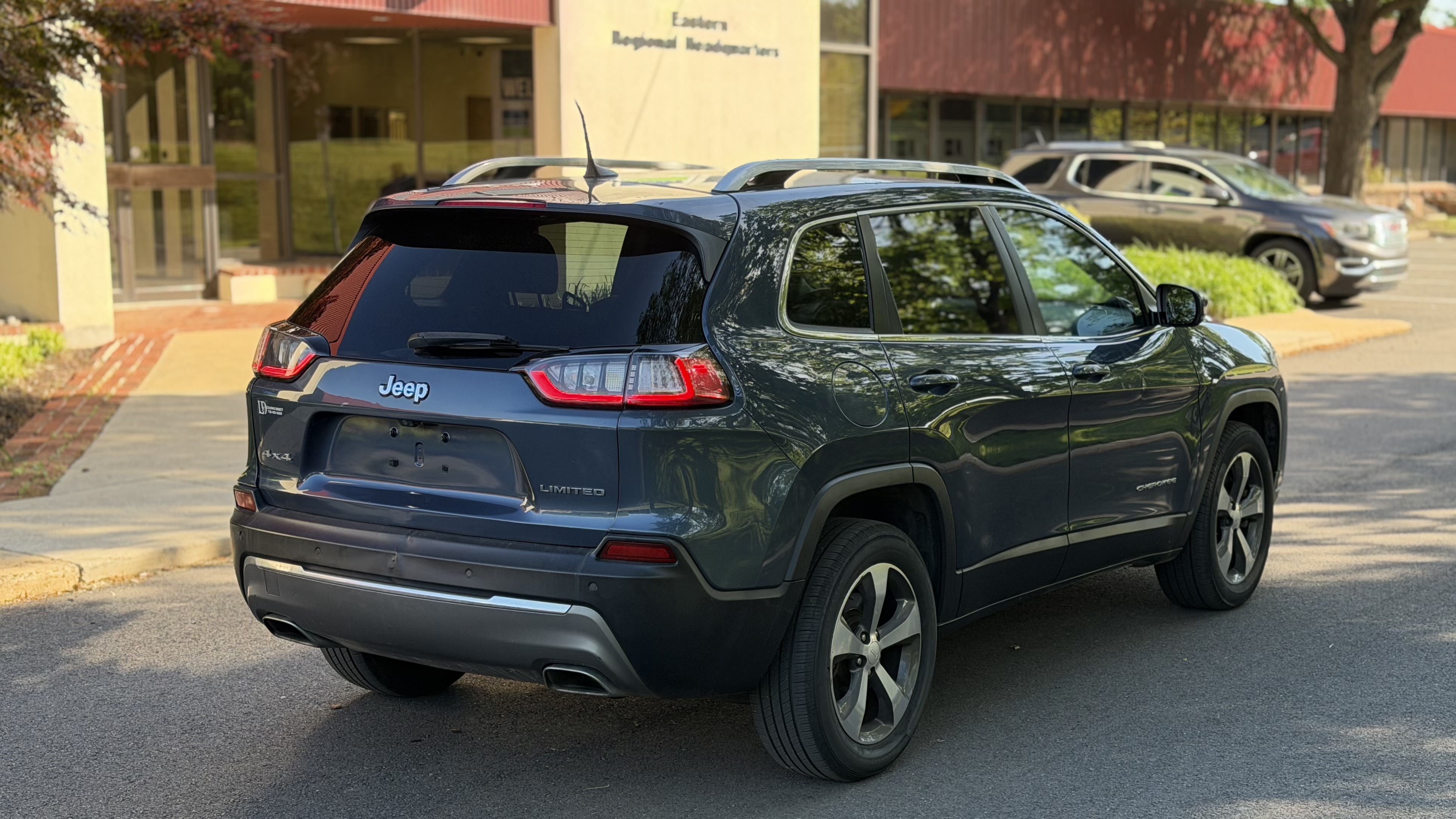 Used 2019 Jeep Cherokee Limited AWD/4WD image 6