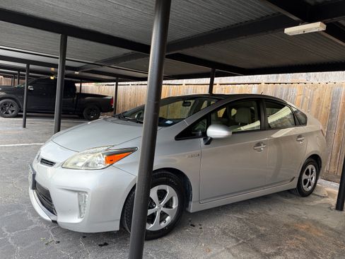 Used 2015 Toyota Prius Two FWD image 2