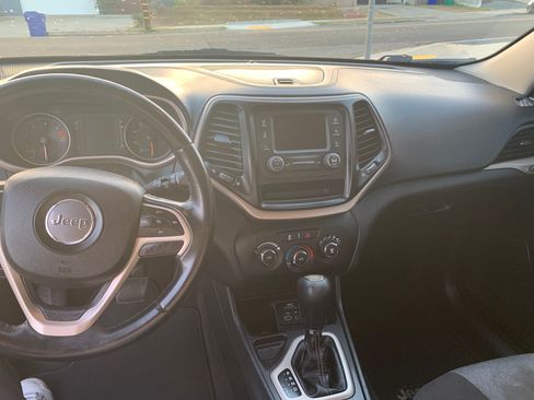 Used 2018 Jeep Cherokee Latitude w/ Altitude Package FWD image 4