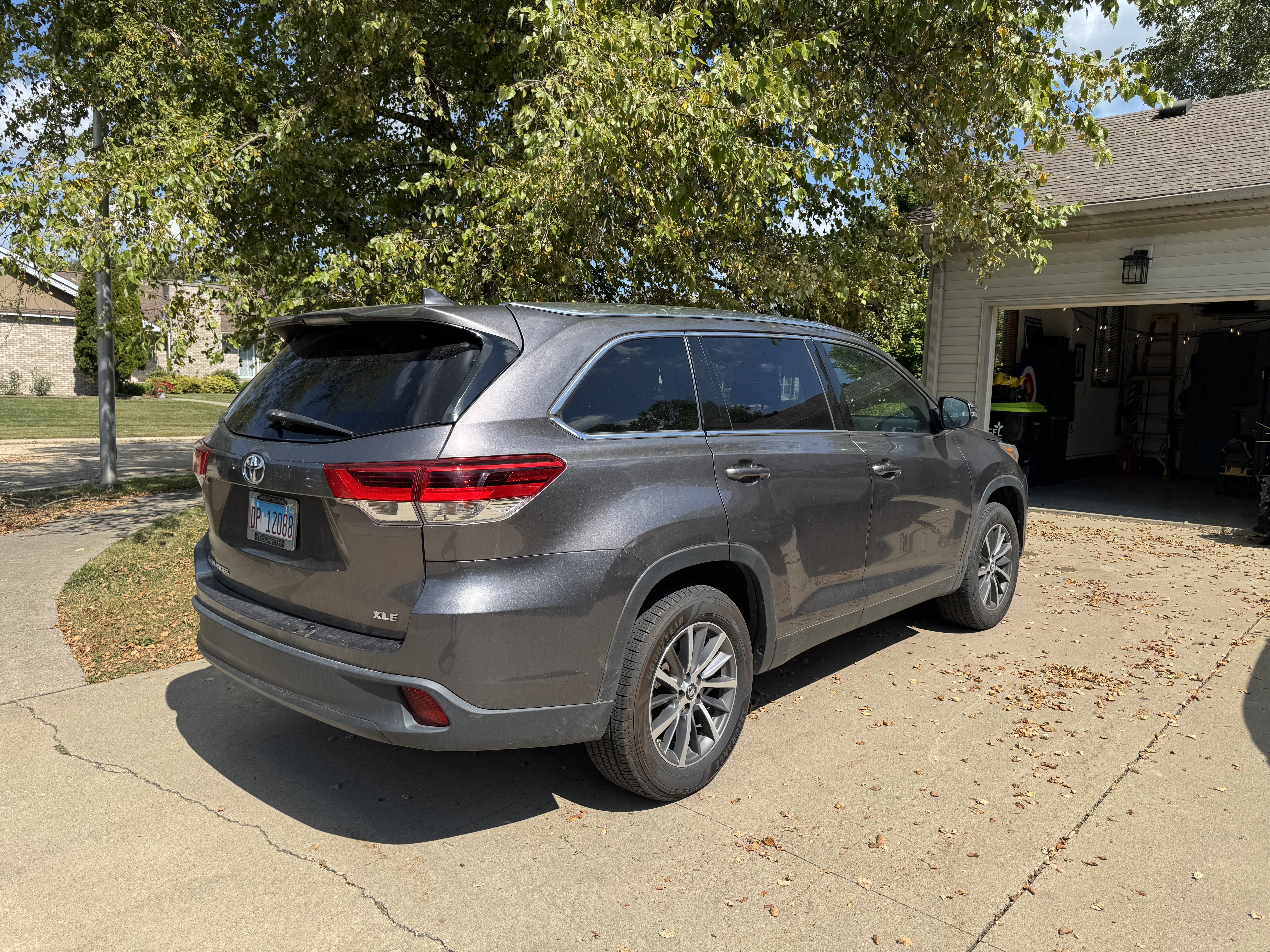 Used 2019 Toyota Highlander XLE FWD image 1