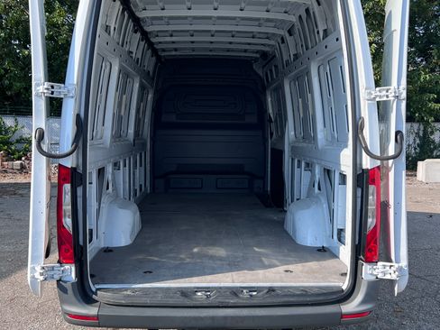Used 2021 Mercedes-Benz Sprinter 2500 image 12