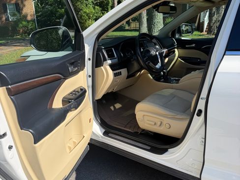 Used 2014 Toyota Highlander Limited Platinum AWD/4WD image 12