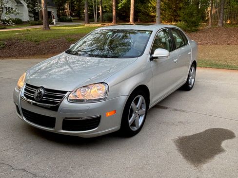 Used 2010 Volkswagen Jetta TDI image 2