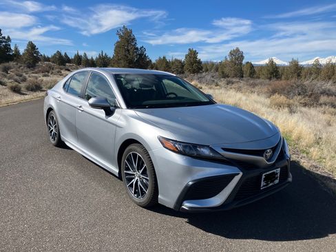 Used 2023 Toyota Camry SE w/ Cold Weather Package image 1