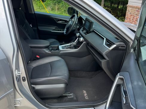 Used 2021 Toyota RAV4 XLE Premium AWD/4WD image 8