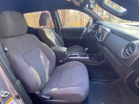 Used 2017 Toyota Tacoma TRD Off-Road image 9