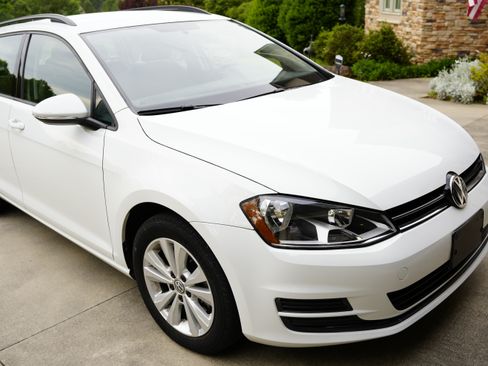 Used 2017 Volkswagen Golf S image 2