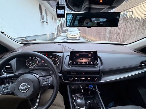 Used 2023 Nissan Rogue SV image 16