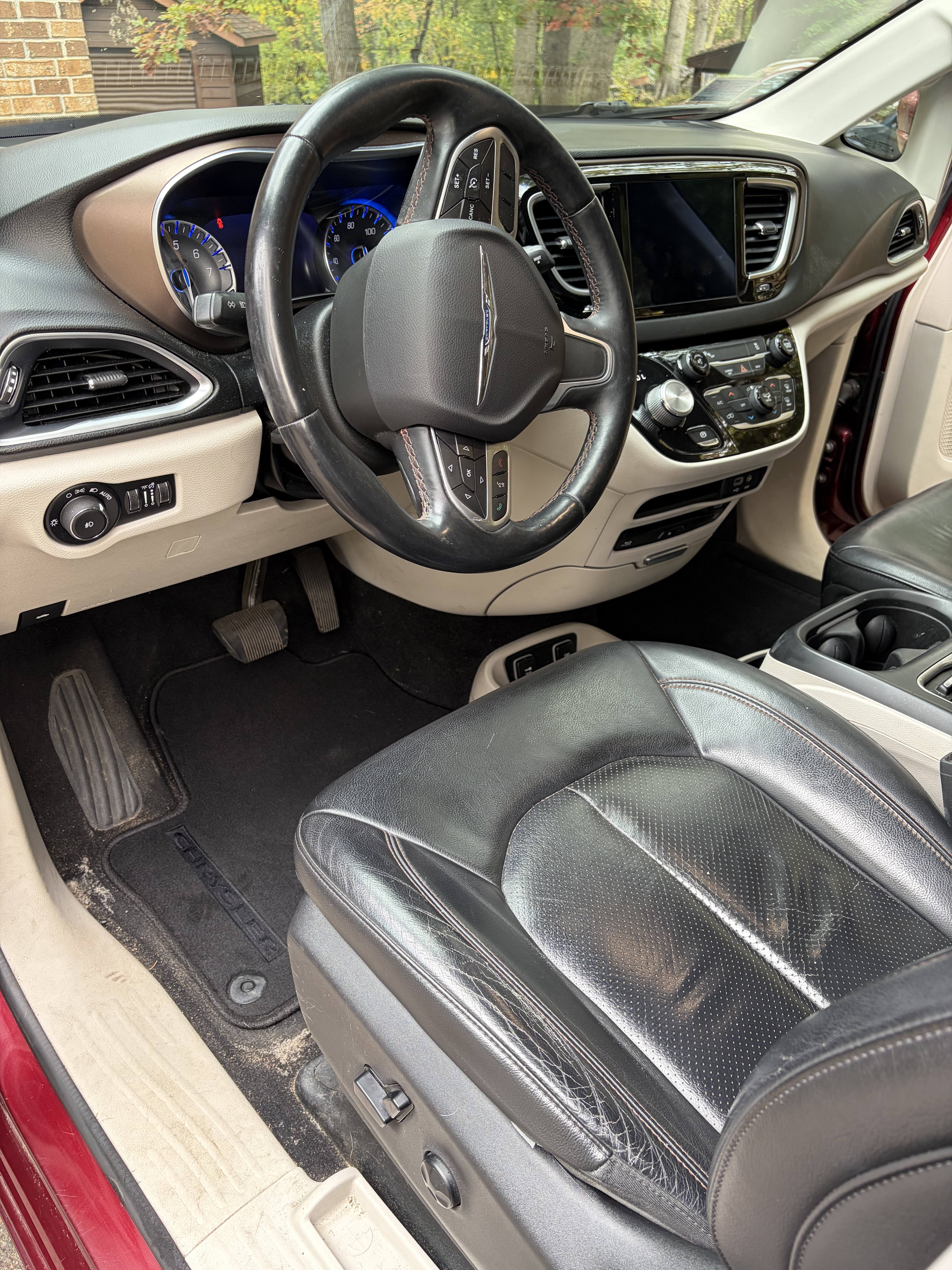 Used 2017 Chrysler Pacifica Touring-L Plus FWD image 26