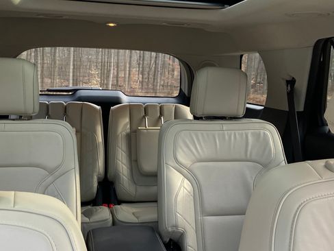 Used 2018 Ford Explorer Platinum AWD/4WD image 12