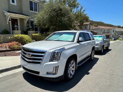 Used 2018 Cadillac Escalade Luxury AWD/4WD image 4