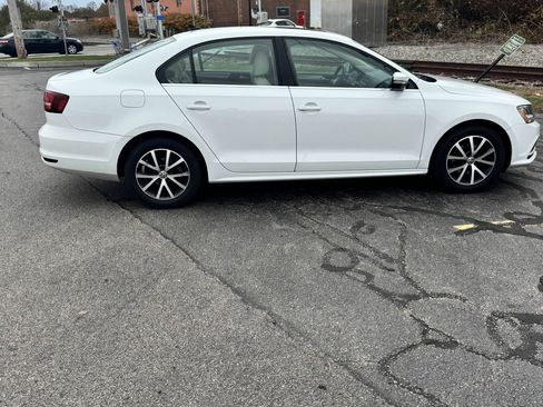 Used 2017 Volkswagen Jetta SE image 5