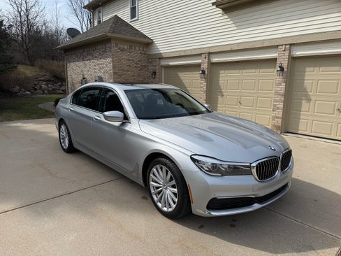 Used 2019 BMW 740i xDrive AWD/4WD image 1