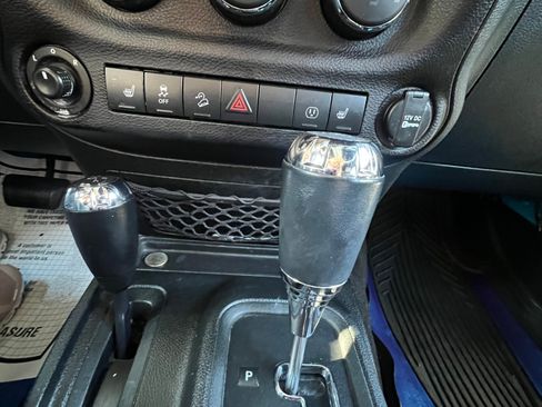 Used 2018 Jeep Wrangler Unlimited Rubicon w/ Connectivity Group image 14