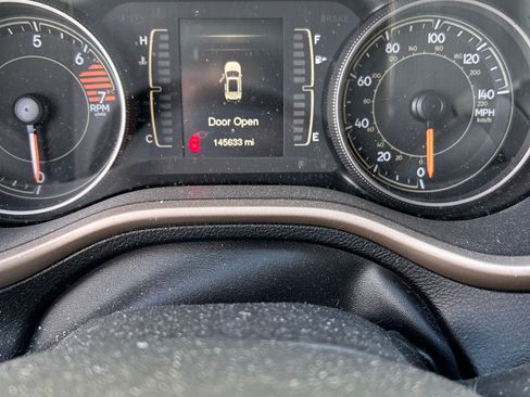 Used 2018 Jeep Cherokee Latitude FWD image 2